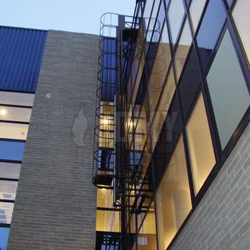 Hangladder met veiligheidskooi voor glazenwassen en gevel toegang. Kooiladder voor gevel toegang en - Building Maintenance Unit